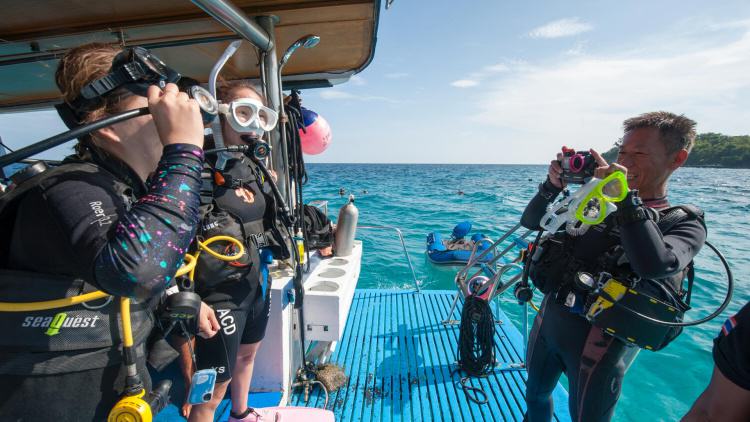 PADI Course being taught on the M/V Kepsub - Local Dive thailand