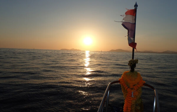 spectacular sunsets on the phi phi island diving tour